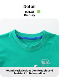 Détail du t-shirt enfant en coton vert avec col rond renforcé bleu et tissu en maille douce