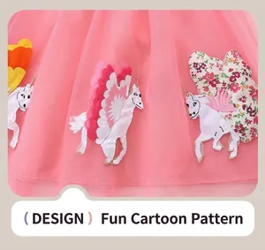 Détail de la broderie licorne sur le tulle rose de la robe de princesse d'été pour filles