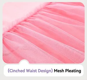 Vue détaillée du tissu en tulle rose et de la taille plissée pour robe de fille