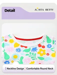 Détail de l'encolure ronde douce avec imprimés floraux de dessin animé sur tissu en coton