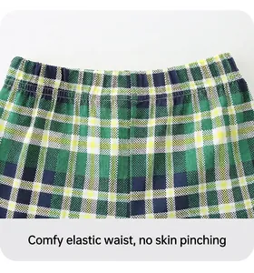 Détail de la taille élastique d'un pantalon à carreaux pour garçon au motif vert et jaune