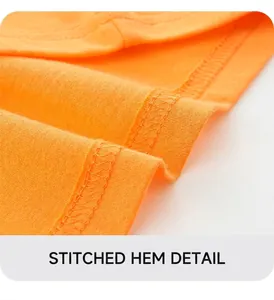 Vue macro de la double couture de précision sur l'ourlet du t-shirt en coton orange