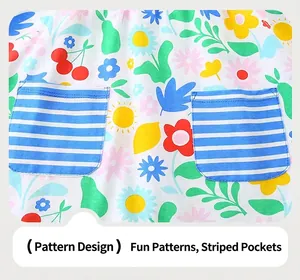 Détail du tissu en coton imprimé floral avec poches à rayures bleues pour robe fille