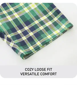 Détail de l'ourlet à carreaux avec couture double aiguille sur tissu en coton respirant