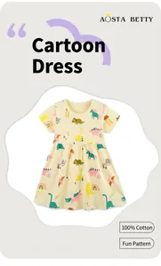 Dettaglio di un abito estivo per bambina 100% cotone con simpatiche stampe di dinosauri e arcobaleno