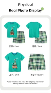 Détail de l'ensemble garçon avec t-shirt vert et short à carreaux jaunes