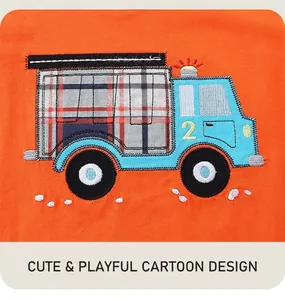 Dettaglio maglietta arancione per bambini con ricamo a forma di camion e trama a quadri