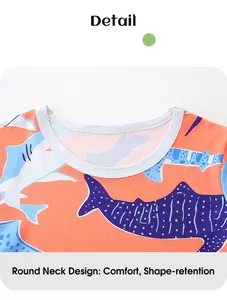 Détail du col rond sur le vêtement de nuit orange imprimé requin pour enfants