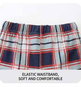 Dettaglio dell elastico in vita dei pantaloni a quadretti da bambino con cuciture fini