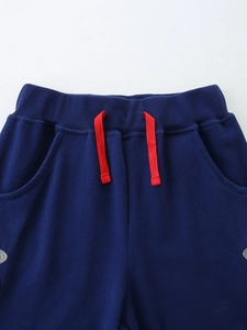 Short bleu marine pour garçon avec taille élastique et cordon de serrage rouge vif