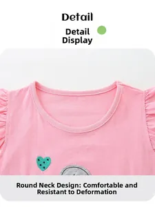 Nahaufnahme des rosa Baumwollhalsausschnitts mit Stickerei und gerüschten Schulterdetails