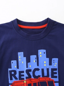 T-shirt per bambini in cotone blu navy con stampa camion dei pompieri e girocollo a coste