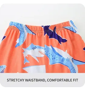 Détail de la taille élastique d'un pyjama orange pour garçon avec motifs requins