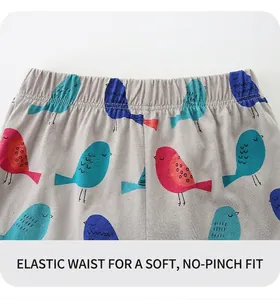 Detail des elastischen Bundes und Vogelmusters auf Baumwoll-Shorts für Kleinkinder