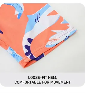 Détail de l'ourlet du short ample avec imprimé requin et double couture soignée