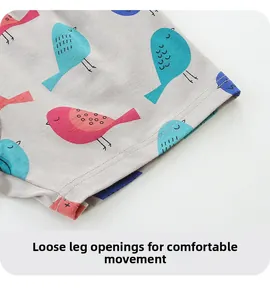 Makro-Detail von Kleinkind-Mädchen-Shorts mit bunter Vogelstickerei und sauberen Nähten