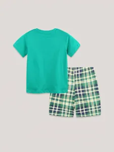 Ensemble été garçon avec t-shirt vert émeraude et short à carreaux colorés sur fond gris