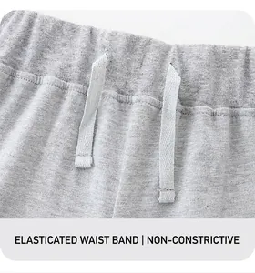 Dettaglio dell'elastico in vita con coulisse sui pantaloni in maglia grigia da bambino