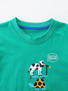 T-shirt vert pour garçons avec motif vache en skate et tortue, détail col bleu et imprimé Hello