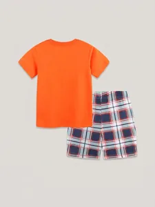 Completo estivo da bambino con maglietta in cotone arancione e pantaloncini a quadri