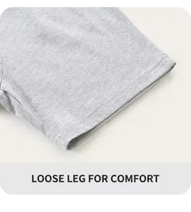 Dettaglio dell'orlo ampio sui pantaloncini in maglia di cotone grigio chiaro per bambini