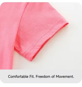 Détail de la manche du t-shirt en coton rose montrant une couture double aiguille précise
