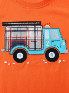 Set estivo da bambino con t-shirt in cotone arancione, ricamo auto blu e il numero 2