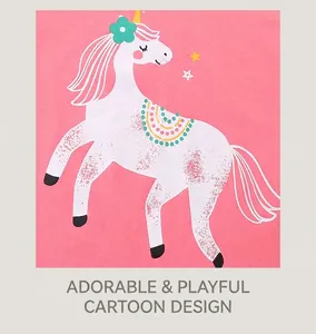 Détail de l'imprimé licorne avec étoiles sur le t-shirt rose vif pour filles au style mignon