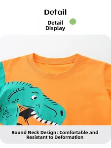 Detailansicht des orangefarbenen Jungen-T-Shirts mit Dinosaurier-Druck und Rundhalsausschnitt