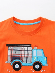 T-shirt arancione da bambino in cotone con applicazione a camion e ricamo a quadri
