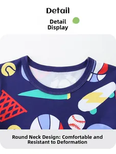 Détail de l'encolure ronde d'un t-shirt en coton bleu marine à imprimé sportif