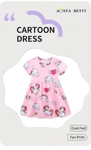 Vue détaillée de la robe rose en coton avec motifs licorne et arc-en-ciel pour filles
