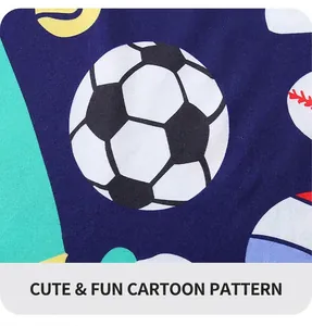 Détail du tissu en coton doux avec des imprimés de ballons de foot et de tennis