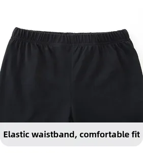 Detail der schwarzen Kinder-Shorts mit elastischem Bund für Komfort und weichem Strick