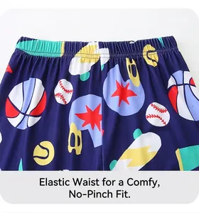 Détail de la taille élastique du short de sport pour garçon à motifs football