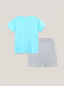 Completo estivo per bambini con T-shirt azzurra e pantaloncini sportivi grigi in cotone