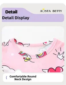 Détail de l'encolure d'une robe rose pour fille avec motifs de cœurs et arcs-en-ciel