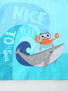 T-shirt bimbo in cotone azzurro con stampa granchio e applicazione a forma di balena