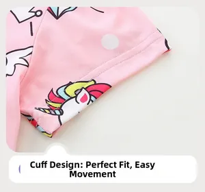 Détail d'une robe rose pour fille montrant la couture du poignet et l'imprimé licorne