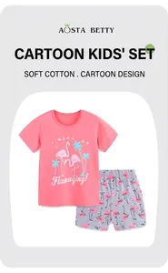 Nahaufnahme des Mädchen-Baumwollsets mit Flamingo-Prints und weichem rosa Kurzarm-T-Shirt
