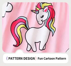 Détail de robe rose pour fille avec licorne de dessin animé sur tissu en coton doux