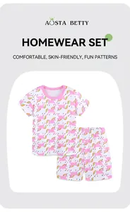 Détail d'un pyjama court pour filles avec motif licorne rose et arc-en-ciel