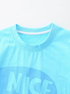 T-shirt in cotone blu da ragazzo con motivo squalo e girocollo bianco a coste