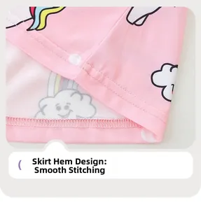 Gros plan de l'ourlet de robe fille rose avec motifs arc-en-ciel et coutures soignées