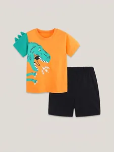 Jungen Sommer-Set mit orangefarbenem Dinosaurier-T-Shirt und schwarzen Shorts