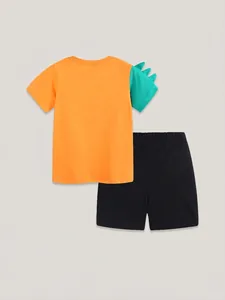 Jungen Sommer-Set mit orangefarbenem Dino-T-Shirt und schwarzen lässigen Shorts