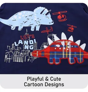 Dettaglio maglietta in cotone blu navy con stampe di dinosauri e sagome della città