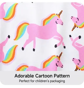 Gros plan sur un tissu en coton doux avec motifs imprimés de licornes et arcs-en-ciel