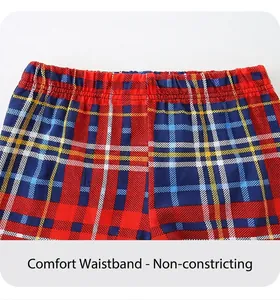 Dettaglio dei pantaloni a quadri per bambini con elastico in vita per il massimo comfort
