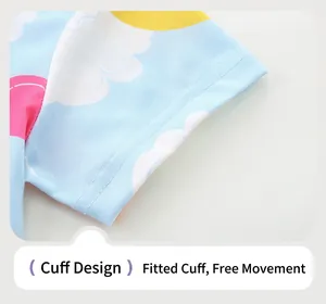 Dettaglio delle maniche corte dell'abito estivo a fiori in maglia blu elastica